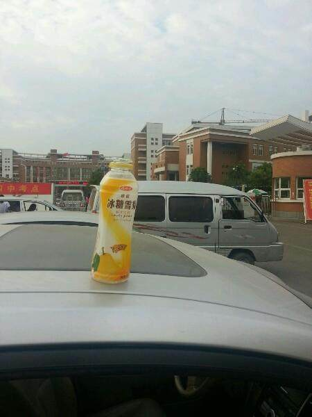 女学生拿着饮料就上车!