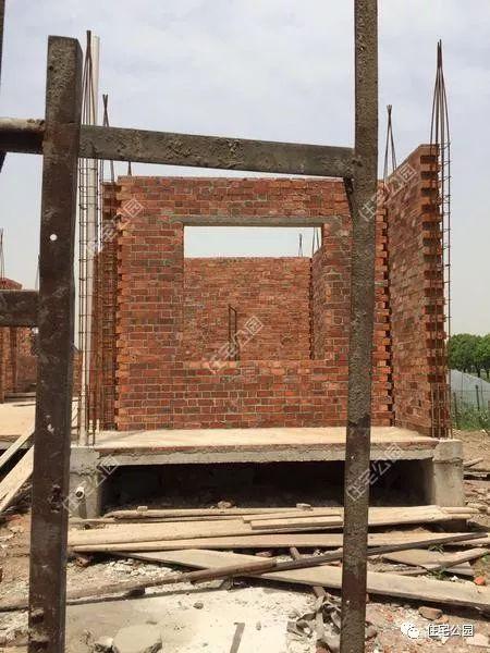 原来农村人都这样盖别墅几十吨水泥打基础房子想不结实都难