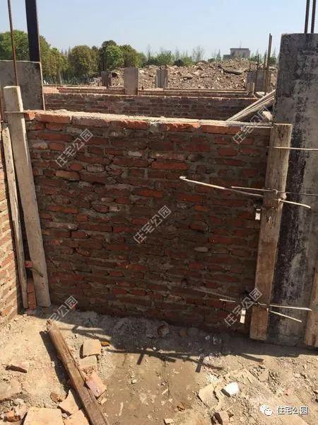 原来农村人都这样盖别墅几十吨水泥打基础房子想不结实都难