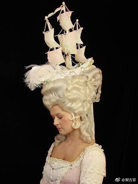 虽然夸张的假发在欧洲流行很久,但到了十八世纪,假发的夸张程度还是