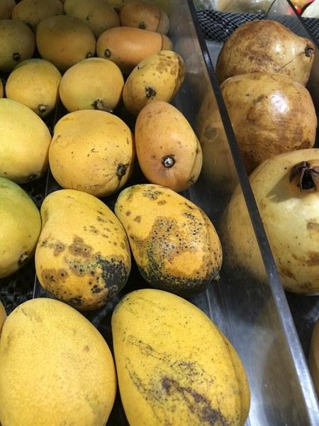 也有不少顾客反映,如此堂而皇之的将变质腐烂的水果卖给消费者的行为