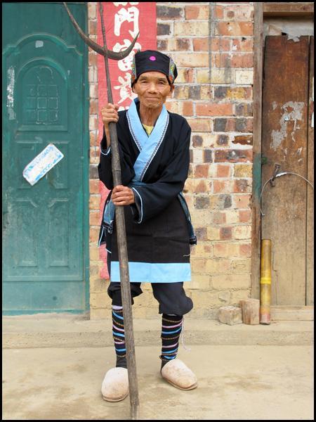 木柄瑶小伙向姑娘打花猫表心意, 看上对方便可放胆去抹姑娘的脸