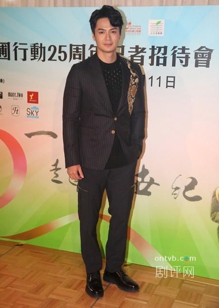 罗仲谦明显练得一身爆肌身形,西装明显被撑到胀卜卜,健硕身材无所遁形