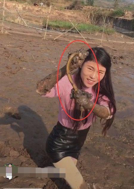 实拍: 农村女孩下地干活, 撅着屁股抓黄鳝, 收获还不少!