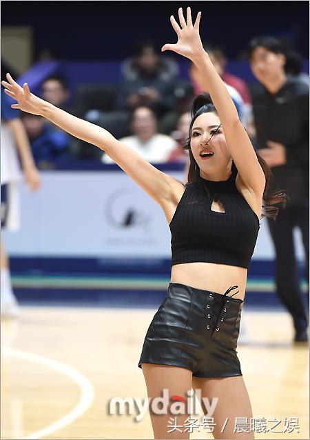 篮球宝贝骑电动车巡场穿皮短裤热辣抢镜