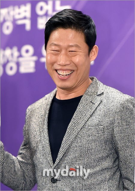 韩国艺人刘海镇首尔出席代言翻译软件宣传活动