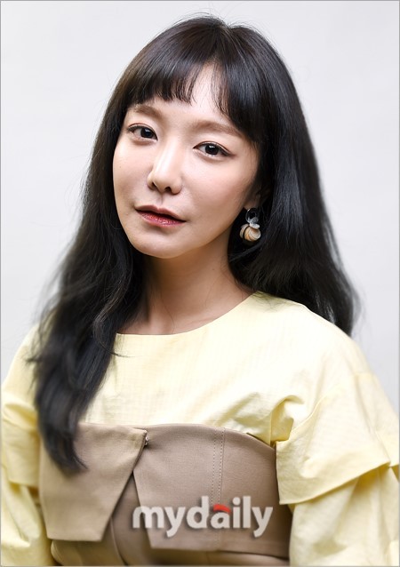 2月21日上午,韩国女艺人申素律在首尔出席了ksb电视