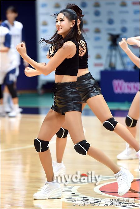 篮球宝贝骑电动车巡场穿皮短裤热辣抢镜