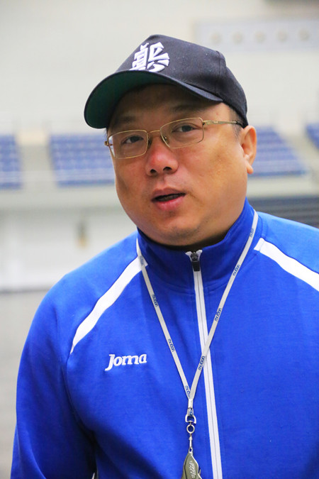 旱地冰球教练罗犇的周六和假期不再属于自己. 摄影 赵天华