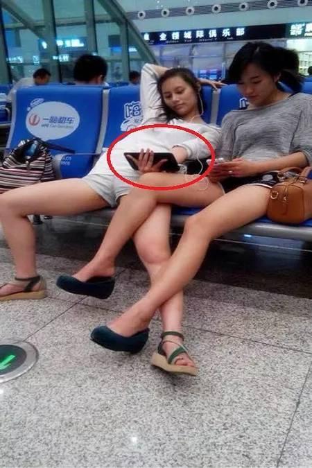 美女误把安全裤当短裤穿了,使得大家尴尬的不忍直视了!