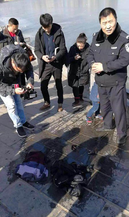 郑州俩醉汉凌晨坠湖!民警跳入冰水托举上岸|坠湖|帝湖|民警_新浪网