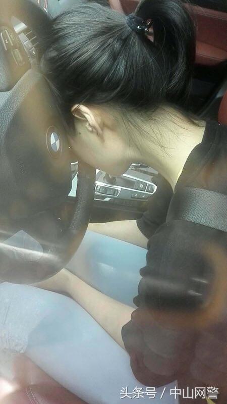 宝马女司机晕倒车内,民警及时发现