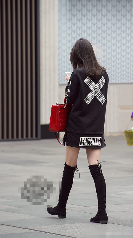 街拍成都:过膝靴,超短裤,性感纤细的大白腿,身材也非常迷人!