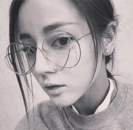 戴眼镜很丑?迪丽热巴赵丽颖唐嫣戴眼镜美爆了