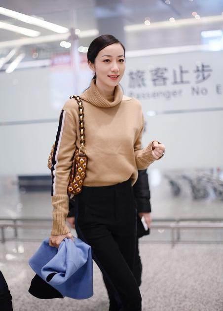 韩雪现身机场, 一身高级灰穿出女神气质, 网友: 就是额头有点高