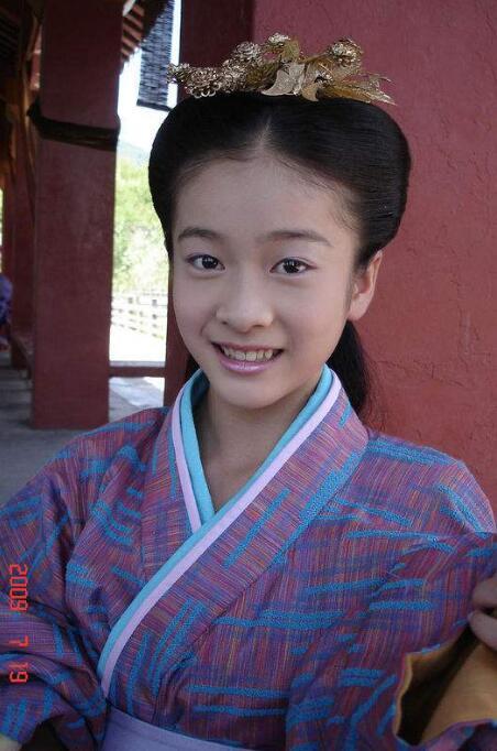 张雪迎是童星出身,03年6岁的是时候出道.