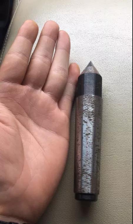 还从嫌疑人身上及居住的房间内查获了一小包疑似毒品海洛因及针管一支