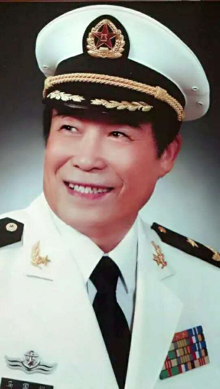 这个女人丫头出身,双手能打枪,丈夫是司令,儿子成少将