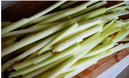 它是长在水里的蔬菜,又叫"抗金菜",生吃可止消渴,益处多多