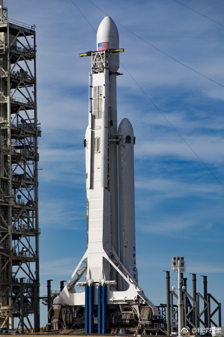 "猎鹰号"重型火箭蓄势待发搭载特斯拉电动车