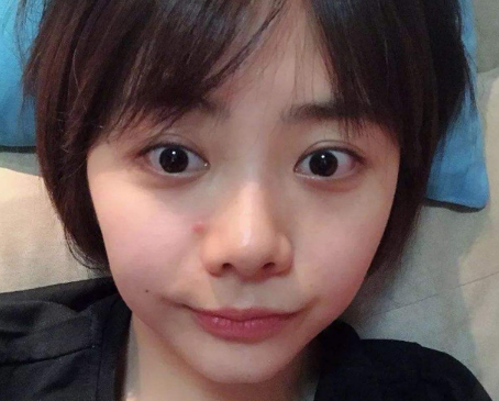 谭松韵卸妆后看上去只有17岁,尤其最后一张,简直不要太可爱