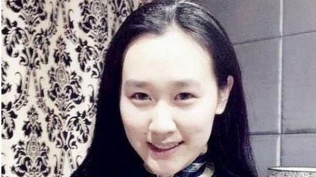 而如今的刀郎与妻子朱梅在家乡新疆发展,成立西北音乐工作室.