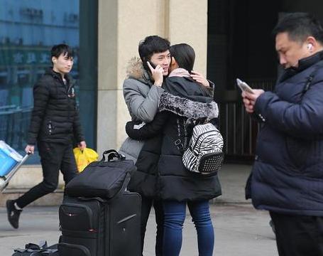 临近过年,也是情侣们的分别时,难分难舍的一幕在车站上演着