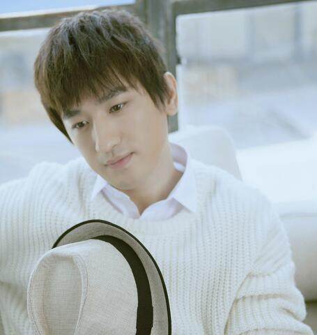 他是唯一能在中国风领域抗衡周杰伦的歌手,即将四十岁却容颜不老