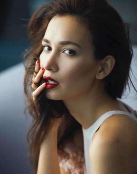 父亲是功夫演员roy horan毕业于伦敦政治经济学院会粤语,普通话,英语