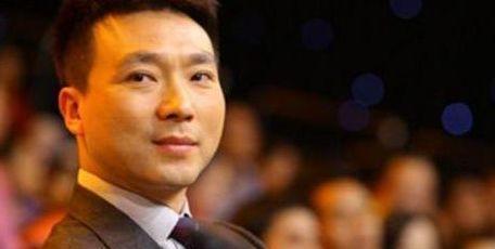 央视主持康辉近照, 自曝17年无子之痛, 妻子身