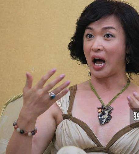 金星出席活动,深v穿搭,真是辣眼睛