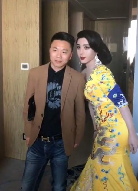 男子因模仿范冰冰商演不断, 看到真人, 我真的想去追他