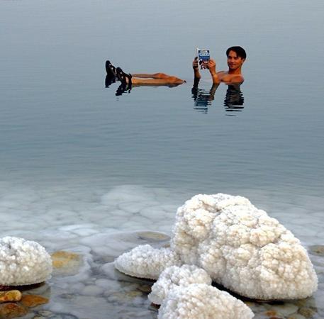 这里淹不死人, 漂起来要一定技巧, 否则眼睛,鼻子,嘴进水会难过|死海