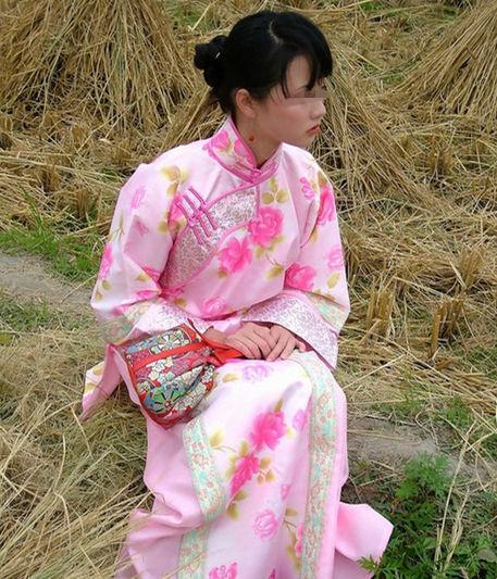 继母苦逼,女儿绝望跳崖,一年后三个乞丐,哭着跪在了女儿身前!