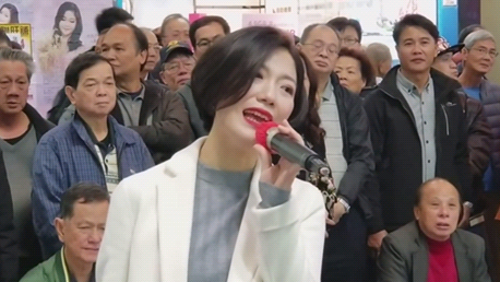 街头艺人小龙女演唱歌《逝去的诺言 爱人 我怎能离开你》好听了