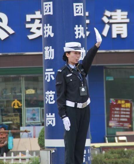 中国最美女交警,被称"小佟丽娅", 司机称因太漂亮开车常分神