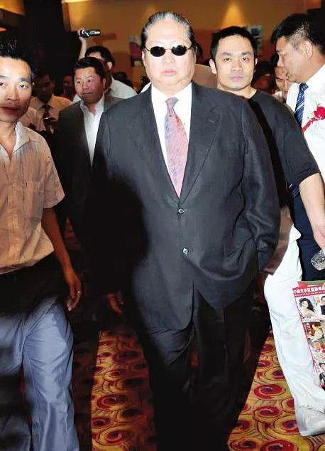 成龙为何怕洪金宝?向华强因为他不敢逼成龙拍