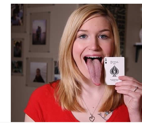 国外一女子,舌头长10cm,现实版长舌妇