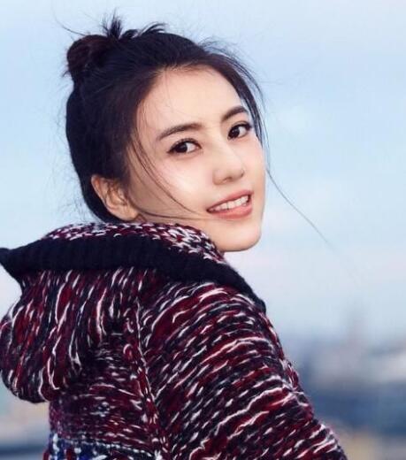 高圆圆早前写真造型,毛衣外套 丸子头甜美可人,光看脸感觉完全自由18