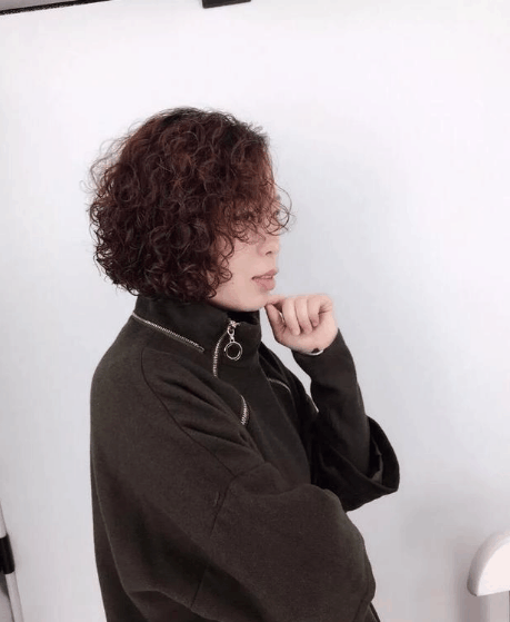 50岁妈妈剪短发烫小卷, 一看像18, 美得我都不敢认了!