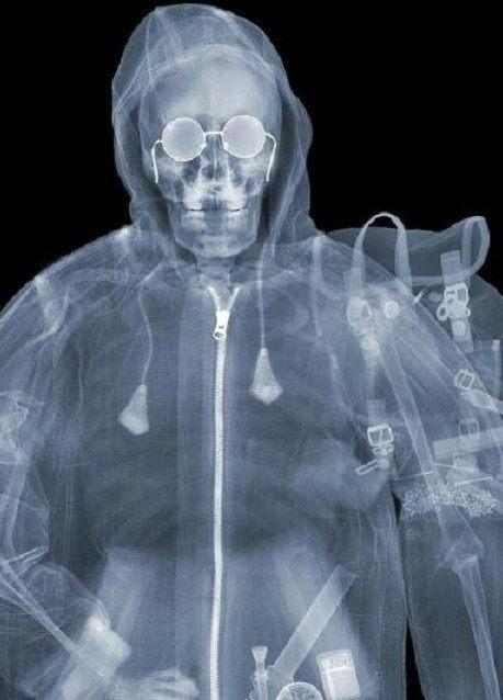 原来女性不管是丝袜还是高跟鞋都可以扫描的,过安检真让人傻眼!