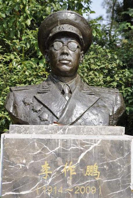 李作鹏书法欣赏,作品传世不多,自称从不临帖,常戴墨镜有原因