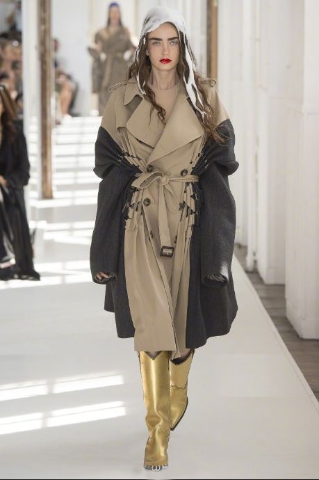 没有厚实的羽绒服过冬 那就任性的将风衣叠穿起来