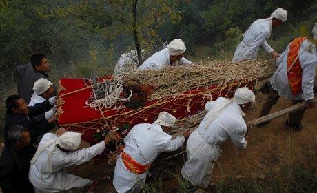 我爸去世我拒扶灵位,后妈拿出一文件,我差点被村里人打死!