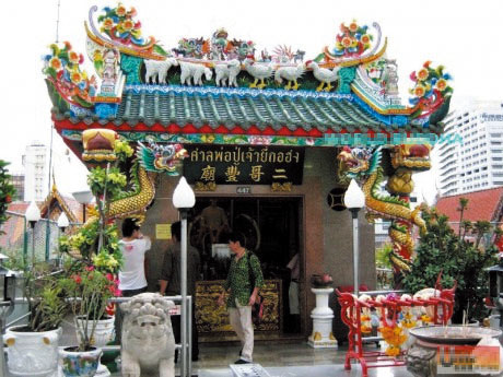 郑智勇因敬重大哥蟒而不肯称"大哥",大家一直称其"二哥丰".