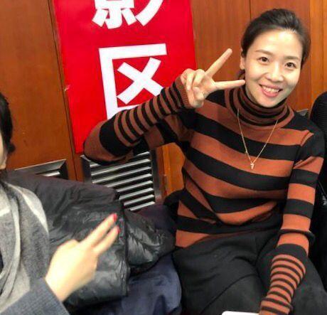 魏秋月和袁灵犀,一起现场观赛!中国女排最美队长,心有灵犀