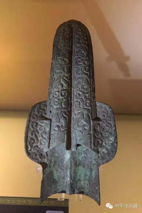 铜短剑鞘,双剑剑鞘上面的巴蜀符号矛兽面纹斧蛇纹(?)矛怪兽纹