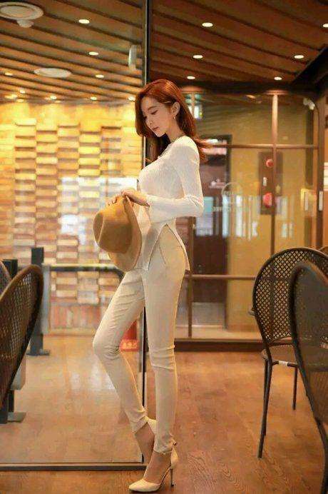 合适的紧身裤让美女更美，年轻又有气质