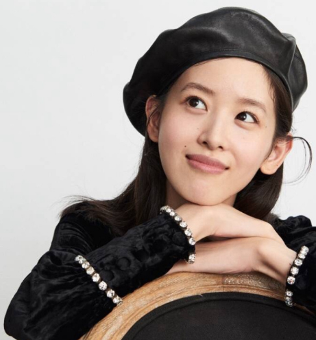 辣妈章泽天杂志照片曝光 迷人可爱九连拍