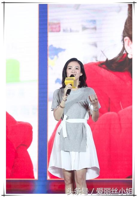 章子怡踩20厘米高跟鞋双腿反光,网友:难怪要穿短裙